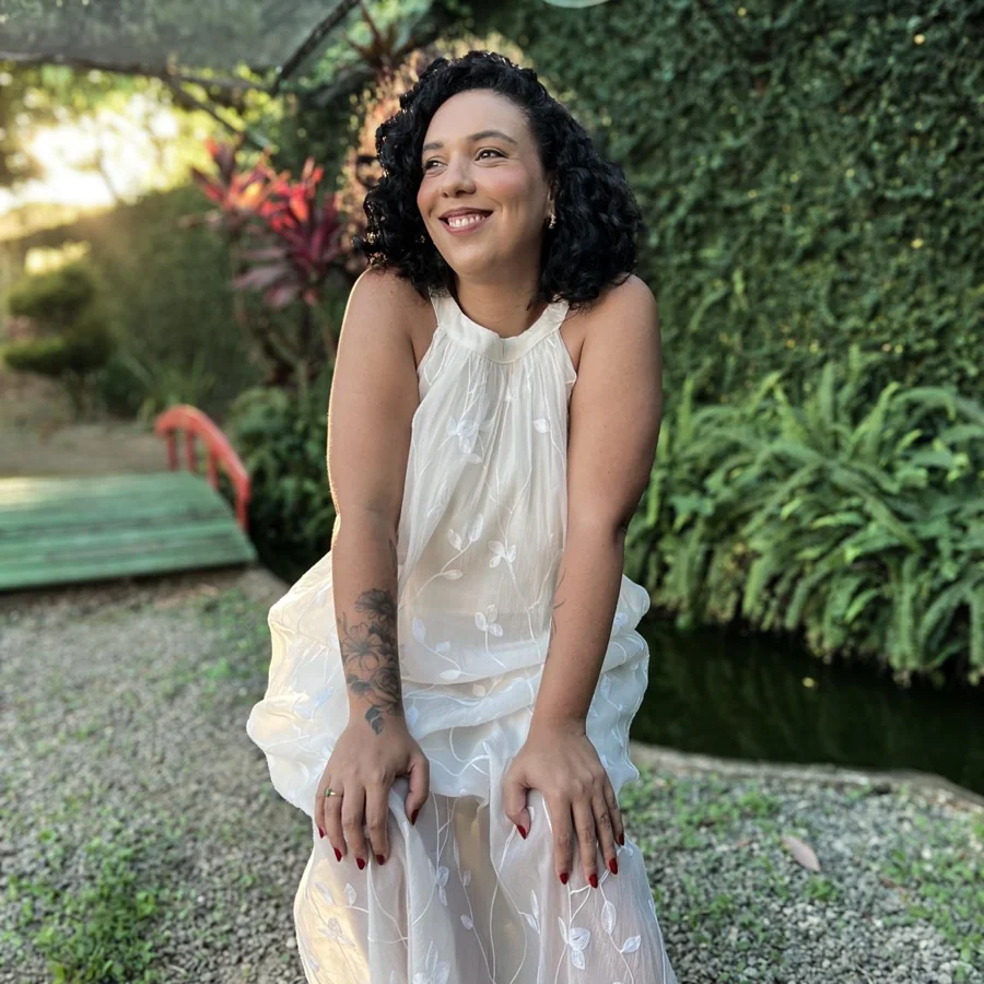 Luna Rocha, psicóloga clínica, em ambiente externo acolhedor
